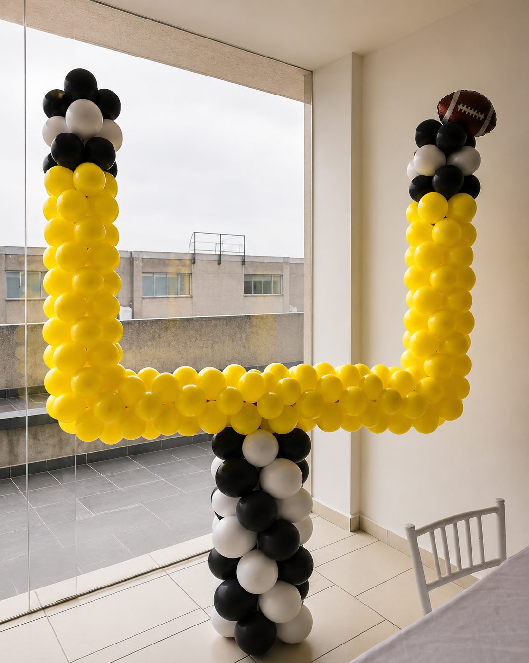 Estructura de globos en forma de poste de fútbol americano, montada por Haru Deco